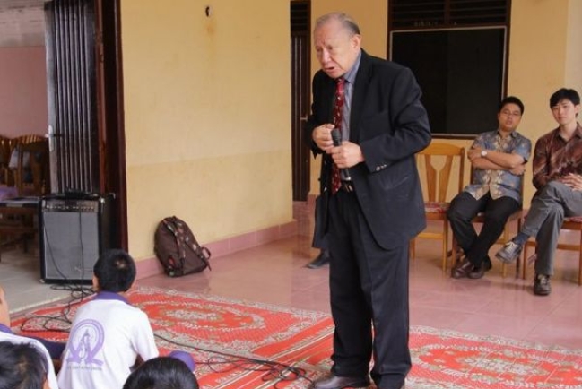 唐崇榮向智障兒童講「十字架強盜的悔改」