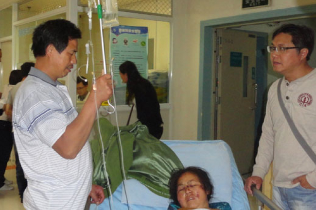 基督教角聲李偉強牧師親身探訪雅安災民