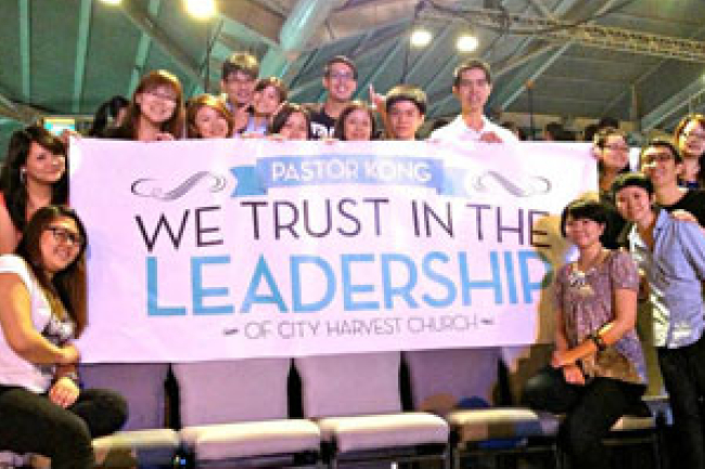 城市豐收教會會友反對將康希等牧者解職