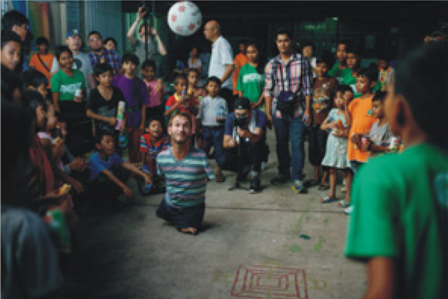 無肢力克遇著柬埔寨孤兒 展難忘之旅