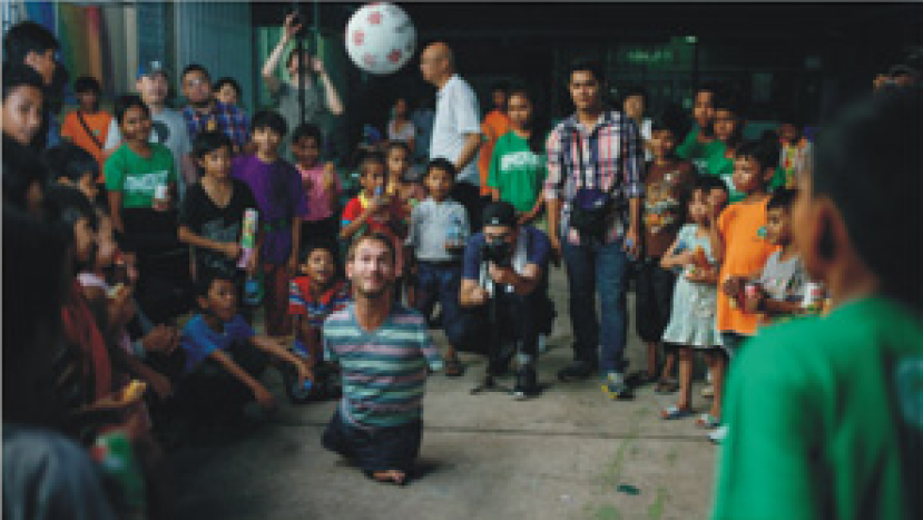 無肢力克遇著柬埔寨孤兒 展難忘之旅