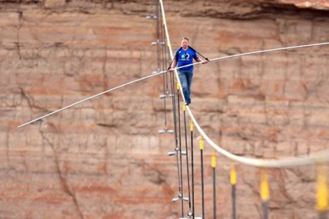 「鋼絲大王」成功橫越大峽谷