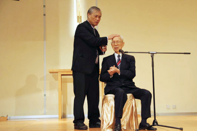 慈善實業家田家炳95歲高齡受洗 歸信耶穌基督