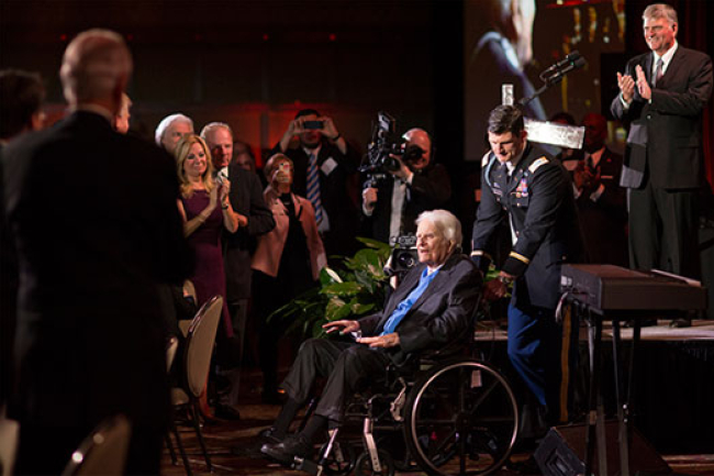 葛培理95歲慶生 講十字架震憾訊息