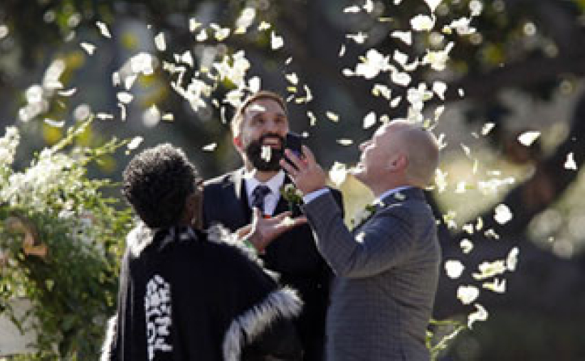 洛杉磯玫瑰花車遊行辦同性戀婚禮引抨擊