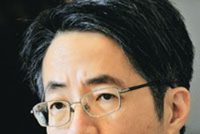 《明報》總編劉進圖遇刺 過百信徒醫院代禱