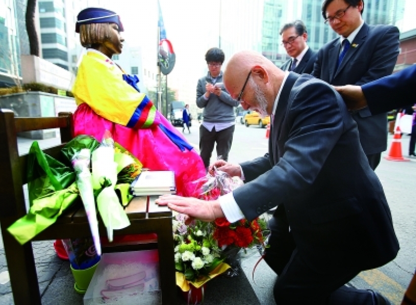 日籍牧師在韓國慰安婦少女銅像前下跪懺悔