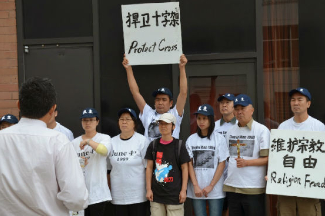 紐約華人信徒中領館抗議大陸當局強拆十字架
