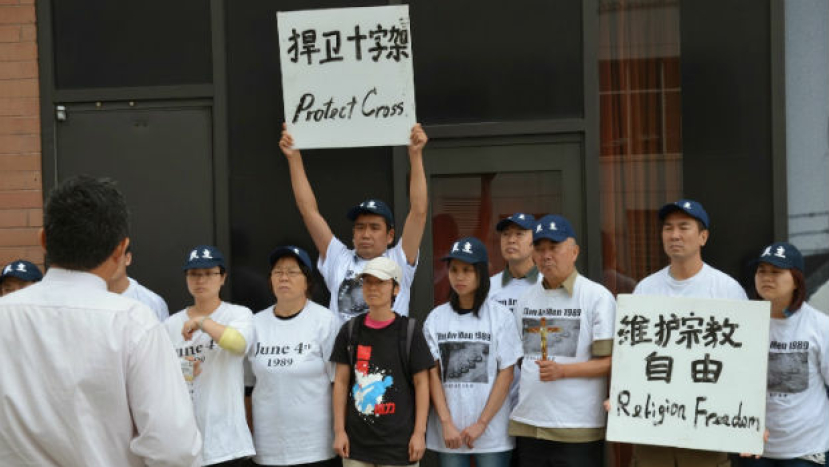 紐約華人信徒中領館抗議大陸當局強拆十字架