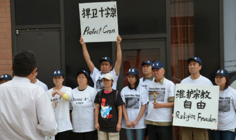 纽约华人信徒中领馆抗议大陆当局强拆十字架