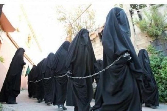 ISIS強迫基督徒女性戴面紗鐵鏈捆綁販賣