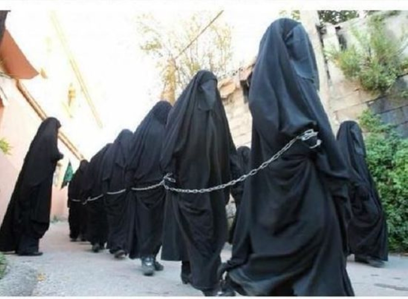 ISIS強迫基督徒女性戴面紗鐵鏈捆綁販賣