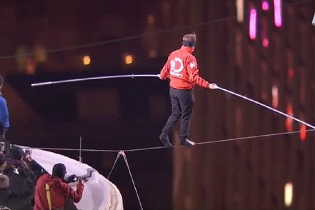 「高空鋼索特技王」瓦倫達橫越芝加哥摩天大樓 感謝神