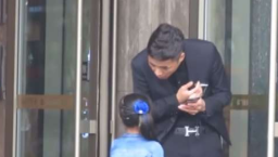 孩子向叔叔借火點香煙被拒 遞上紙條：你為什麼不能愛自己？