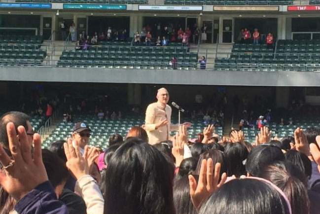 【福音盛會國際場】約翰牧師呼召：來得活水！參加者流淚決志