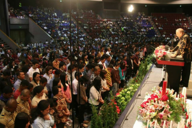 唐崇榮牧師19場巡迴佈道傳遞聖誕救贖燭光