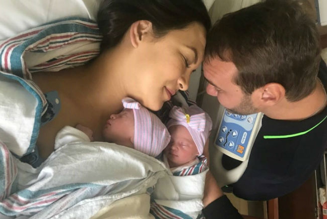 生命鬥士力克雙胞胎女兒出世：「感謝神的雙重祝福！」