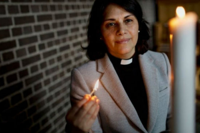 伊朗女歷家暴成牧師 引領1500人信主