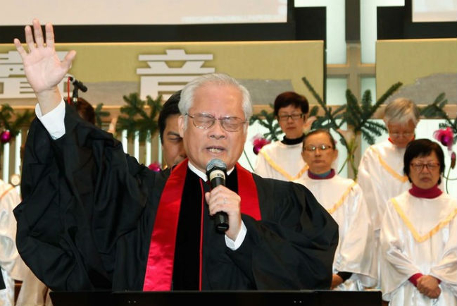 林來慰牧師展示王牧贈送領帶 數十年同圓文字事奉