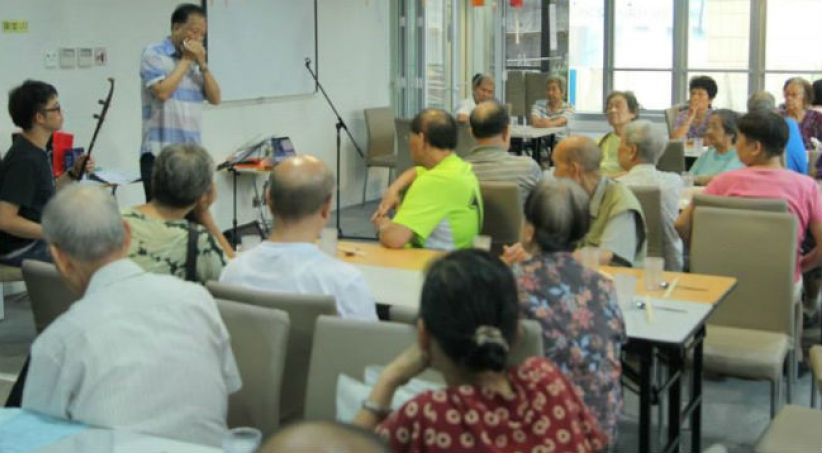 香港千人教会办社区饭堂欢乐送长者