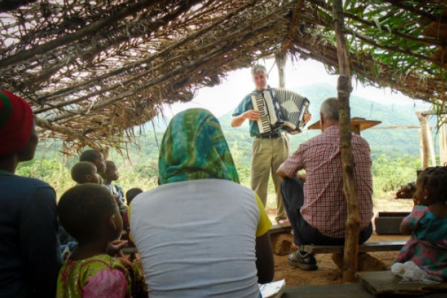 美宣教士妻兒面前遭槍殺 蒙召情繫喀麥隆