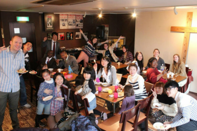 港宣教士嫁日本牧師 酒吧教會服侍多種族