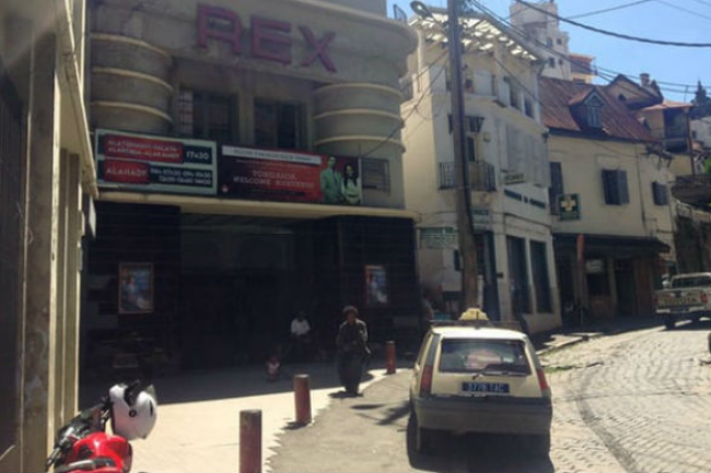 非洲古舊歌劇院變教堂 音樂崇拜吸年輕族