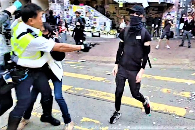 11.11警開槍21歲示威者危殆 多區施放催淚彈