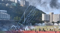 中大學生激烈守校園 警強闖放千枚催淚彈