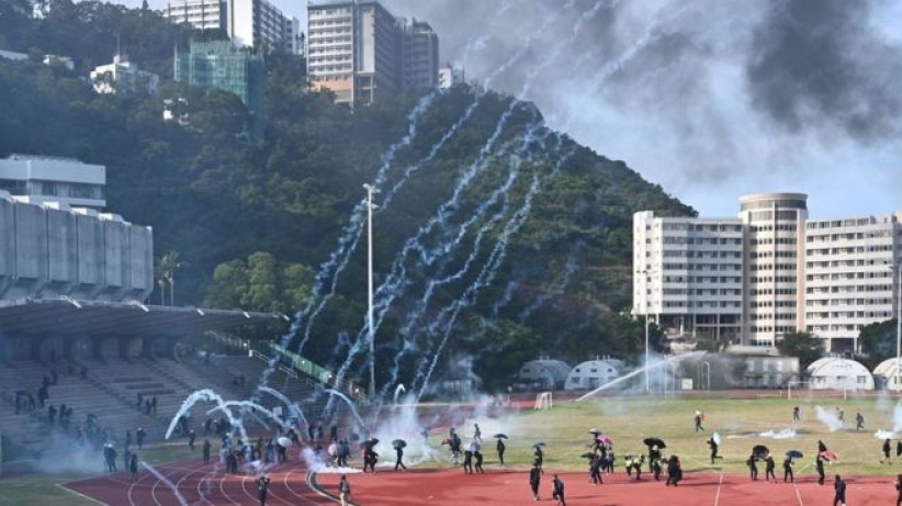 中大学生激烈守校园 警强闯放千枚催泪弹