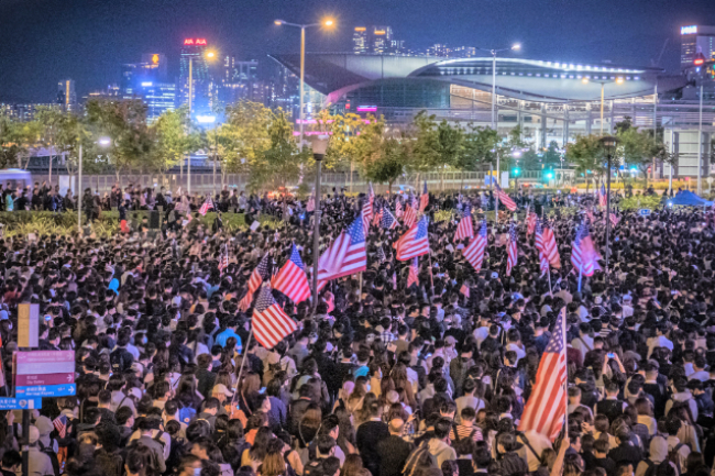 萬人赴人權法案感恩會 美牧師見證：跪街求港現民主