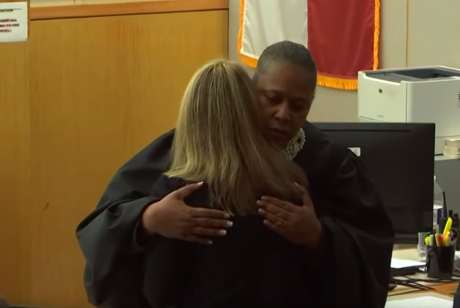 美國達拉斯女警槍殺黑人接受寬恕惹爭議