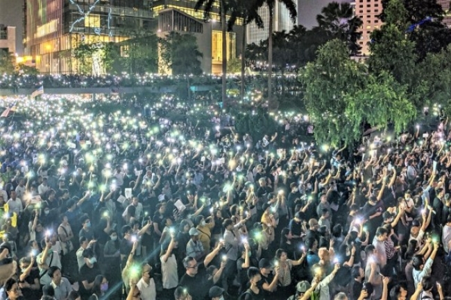 民調：港人對警方信任跌谷低 逾半完全不信任