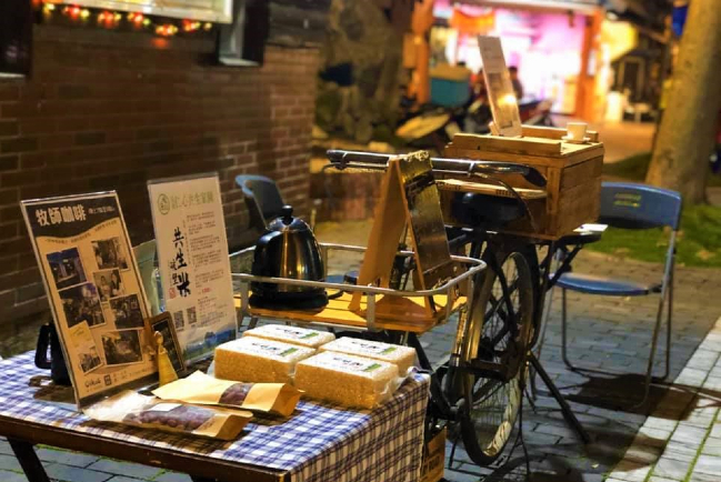 花蓮牧師街頭贈咖啡 祝福路人解困憂