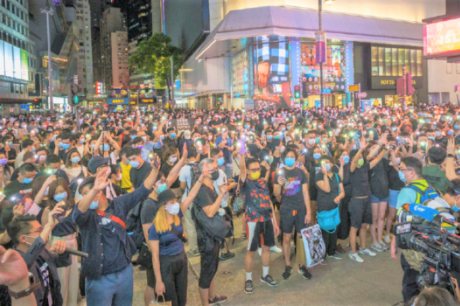 突破反修例調查：七成半青少年感難過 九成六自認香港人