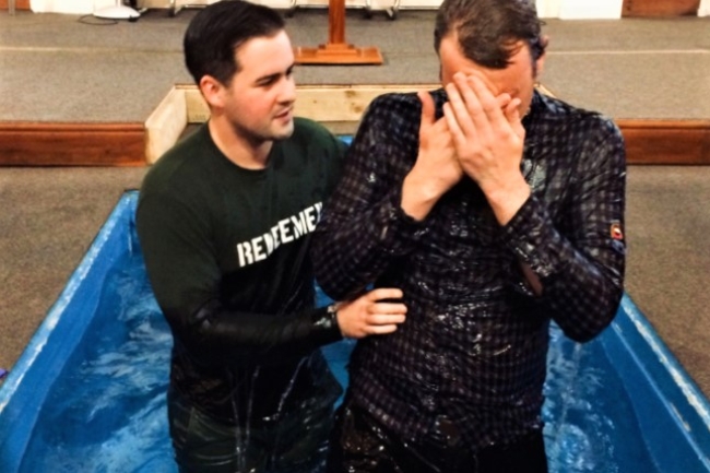 英國第二波疫情鎖城 教堂舉行洗禮警察阻信徒進入