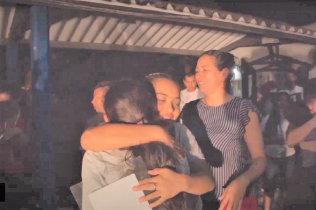 父親遇害家園毀 孤寂女孩過聖誕繪畫愛耶穌