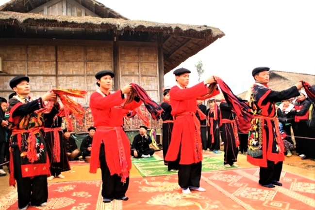 神蹟治癒信主 越南牧師駕摩托車牧養山區二百家庭