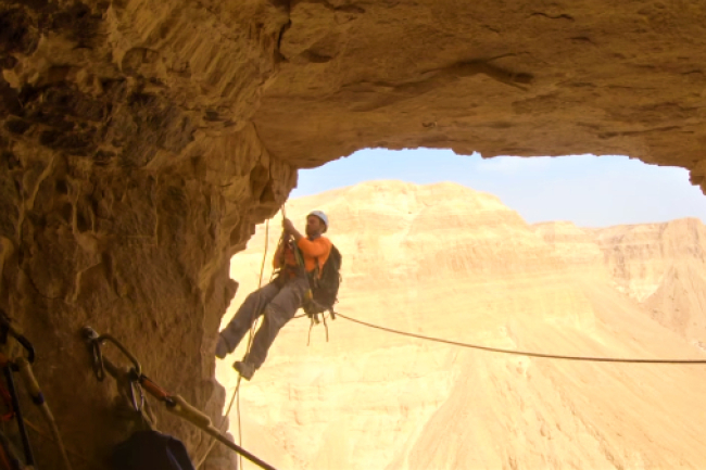 考古學家攀崖發掘 二千年猶太戰爭聖經遺卷