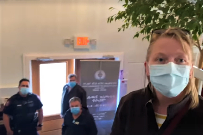 警察闖波蘭教堂驅散教友 牧師怒斥「精神病患者」