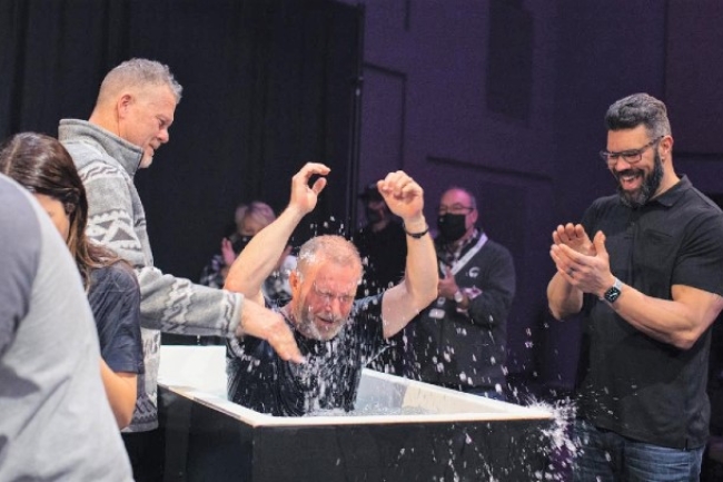 田納西州浸信會大復興 千人觀線崇拜後湧進教堂