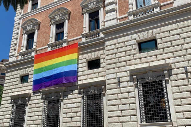 「同志驕傲月」  美駐教廷大使館掛彩虹旗被斥