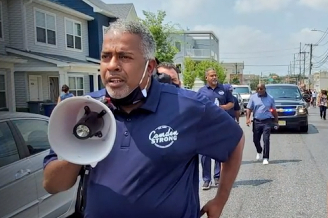 卡姆登市長率醫護上門送疫苗