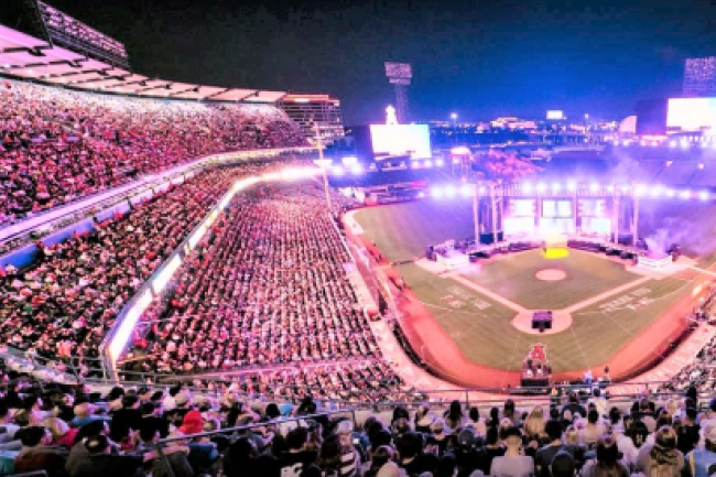 南加州大型佈道會 6千人決志信主