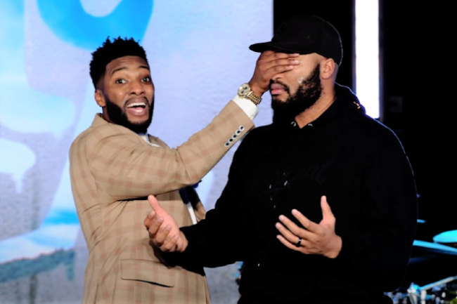 「病毒」牧師學耶穌醫瞎子 吐口水塗人眼捱批