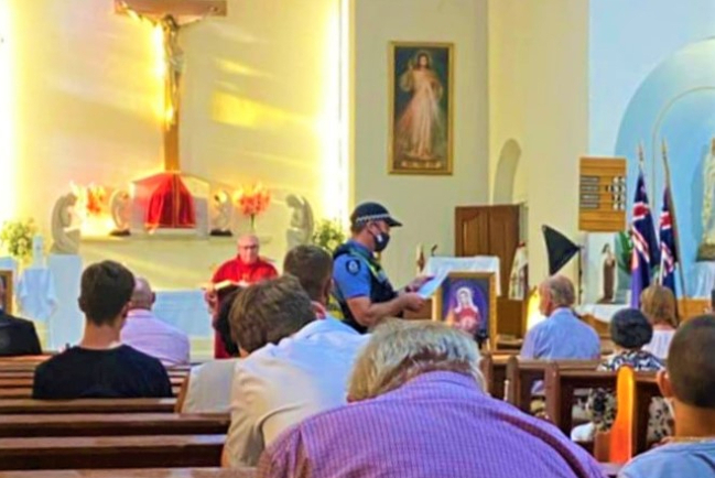 澳州警方闖教堂查防疫 聖餐彌撒被腰斬