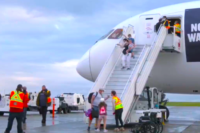 越戰逃亡女孩陪烏國難民往加拿大：美好日子將到來！