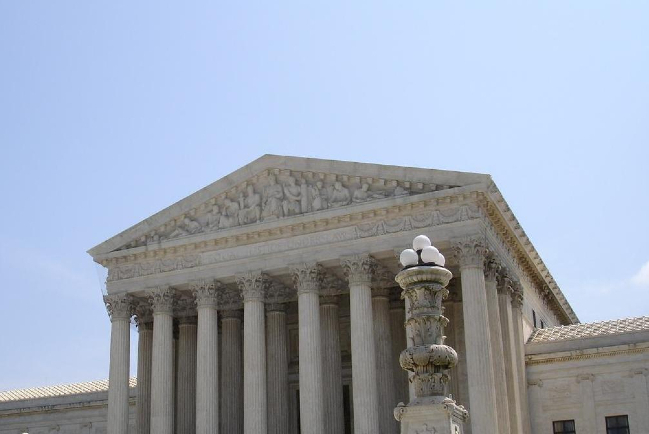 最高法院支持教練在50碼線上祈禱