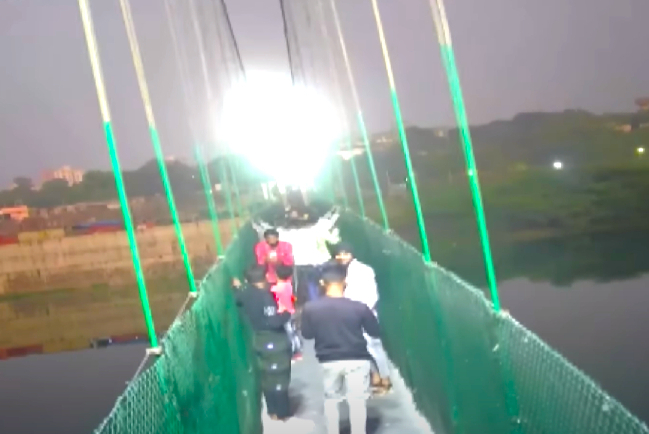 印度吊橋倒塌造成至少141人死亡