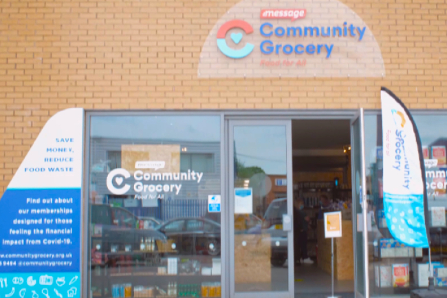 英國2萬家庭食不飽 社區雜貨店提供食物開福音班